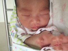 虽年过花甲，宝宝的降临却让他宛如新生